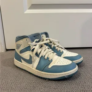 Women’s air jordan 1 university blue sneakers thumbnail 2