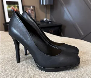 BLEEKER AND BOND Celeste Classic Black Leather Heels Pumps Size 8 thumbnail 4