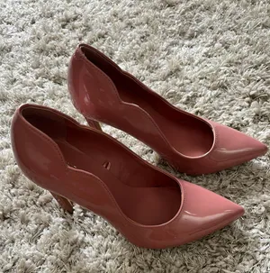 Pink heels woman fashion thumbnail 2