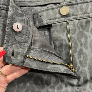 Worth New York 6 Pants Grey Leopard Print Stretch Straight Leg Tonal Casual Chic thumbnail 8