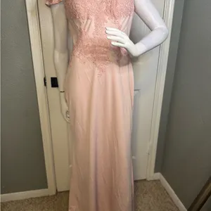 May Queen Off Shoulder Long Prom Gown Maxi Dress Size 10. K-6 thumbnail 2