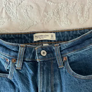 Abercrombie The 90s relaxed jean high rise thumbnail 4