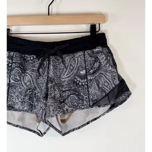 Lululemon Women Shorts Black Hotty Hot Paisley Low Rise Stretch Athletic Size 6 thumbnail 6