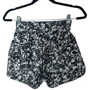 Lululemon Tracker Short V (4") Size 4 thumbnail 8