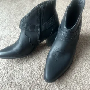 Frye and Co Black Cowgirl Booties Size 8 thumbnail 2
