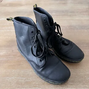Dr. Martens Shoreditch Lace Up Boots thumbnail 1