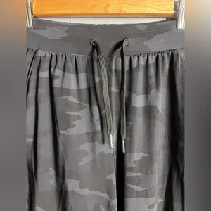 Sweaty Betty [Small Explorer Trouser in Black Tonal Camo‎. Size 2 thumbnail 4