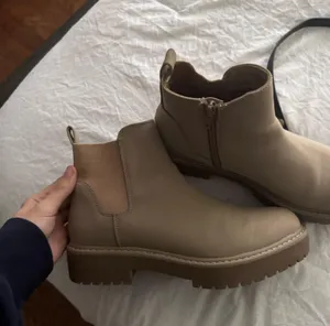 Time & Tru brown boots thumbnail 1