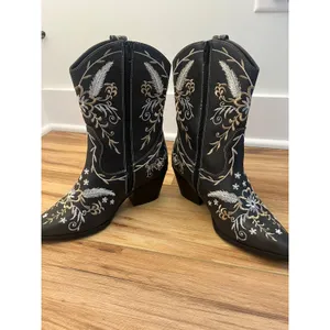 Anjou Femme Black Embroidered Western Cowboy Boots Floral Boho Wm 8.5/ Size 39 thumbnail 3