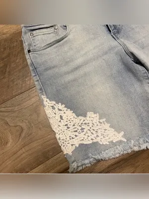 Earl Jean Women’s Light Blue Denim Raw Hem Shorts W/ Crochet Lace Detail Size 4 thumbnail 3
