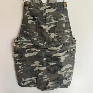 Forever 21 Camo Overall‎ Dress Womens Small Green Camouflage Mini Skirt Pinafore thumbnail 2