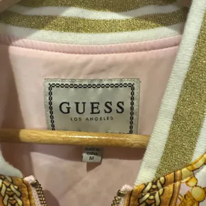 Vintage Guess Italian Maximalist Baroque Bomber Jacket Sz M Gold Chain Pink Zip thumbnail 6