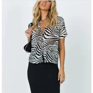 ✨Princess Polly Melissa Zebra Short Sleeve Sheer Button Up Sz 4 Shirt✨ thumbnail 2