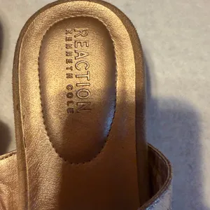 Kenneth Cole Reaction Gold Laser Cut Thong Sandals Womens Size 9 Metallic thumbnail 2