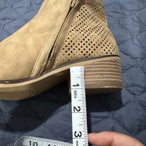 madden Women’s shoes ankle Boots heels beige tan zip up size 6.5 suede thumbnail 4