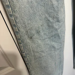 Abercrombie Curve Love Ultra High Rise 90s Straight Jean 29 or 8 Long in Vintage Wash thumbnail 4