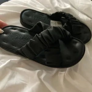 Black Crisscross Slip Ons Size 7 thumbnail 3