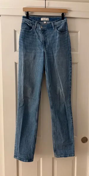Abercrombie Curve Love 90s Straight Ultra High-Rise Jeans thumbnail 1