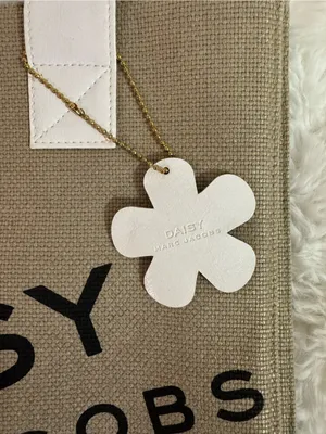Marc Jacobs Daisy Beige Canvas Tote with White Handles and Daisy Charm thumbnail 4