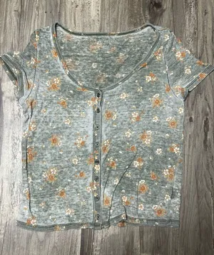 American Eagle Grayish Green Floral Waffle Knit Button-Front Baby Tee, Size M thumbnail 1