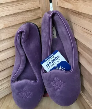 Dearfoam Women's Purple Slip-On Velvet Slippers Large 9/10 NWT thumbnail 1