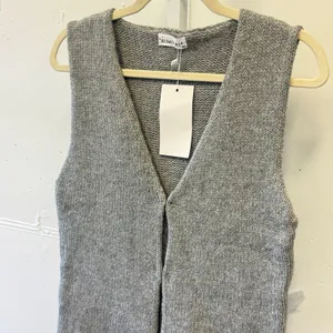 NWT Rumours Women's Grey Knit V-Neck‎ Sweater Vest Sleeveless Minimalist Size M thumbnail 4