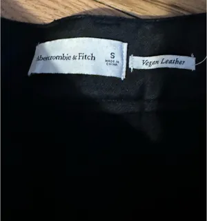 Abercrombie Vegan Leather Tailored Shorts in Black thumbnail 4