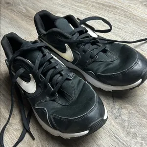 Nike Air Max Motion 2 Black & White Sneakers Women’s Size 10 thumbnail 9