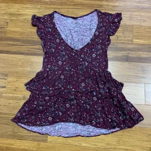 Aeropostale Floral Ruffle Hem Top Burgundy Flutter Sleeve Womens Size‎ Small thumbnail 1