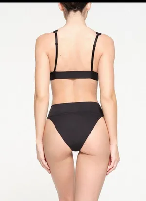 SKIMS Signature Swim plunge Bikini Top Size M Onyx NWT SOLD OUT thumbnail 3