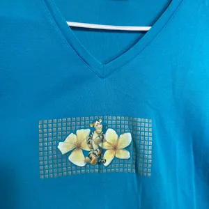 Disney‎ women’s medium blue decal v-neck shirt sleeve casual relaxed tshirt XL thumbnail 2