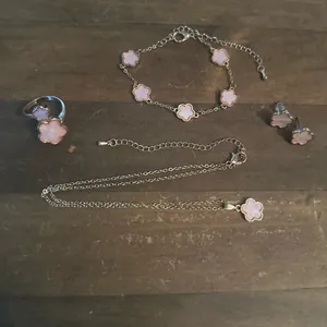 Gold tone pink mother of pearl flower jewelry set thumbnail 2
