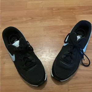 Nike Air Max Women's Shoes Size 9 Athletic Sneakers Black & Blue Swooshes thumbnail 3