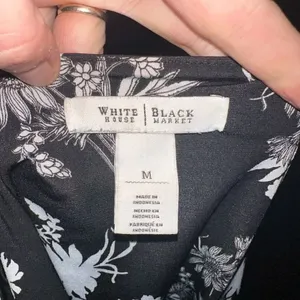 White House Black Market keyhole floral M minimalist blouse thumbnail 3