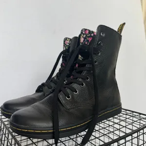 Dr. Martens Stratford Black Leather Floral Fold Down Boots Women’s 8 EU 39 thumbnail 10