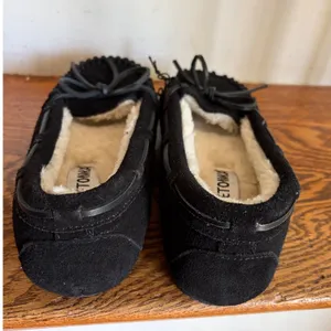 Minnetonka Cally Black Suede Moccasin Slippers Faux Fur‎ Lined 5M thumbnail 2