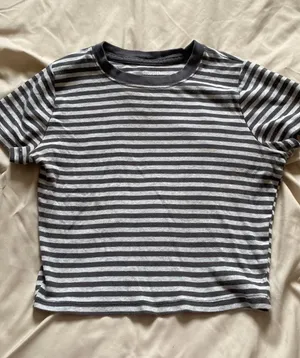Cute simple hollister tee  thumbnail 1