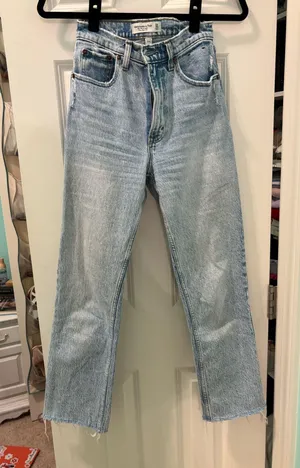 Abercrombie Ultra High-Rise. 90s Straight Jeans thumbnail 1