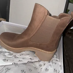 DV by Dolce Vita NWT - Tobias Taupe Chelsea Boots – Size 9.5 – New In Box thumbnail 13