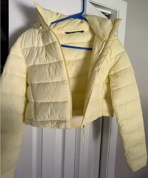Like new cropped Zara butter yellow lightweight puffer jacket thumbnail 1