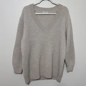 Aritzia Babaton Roger Sweater Size Small Merino Wool Gray Beige V Neck Luxury thumbnail 3