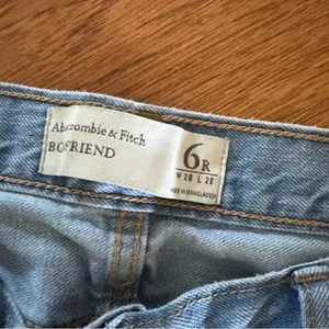 Abercrombie & Fitch Boyfriend Jeans Women’s Size 6R Mid Rise Distressed Denim thumbnail 3
