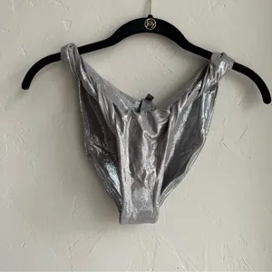 🩶SKIMS LIQUID SHINE SWIM TWISTED BIKINI BOTTOM SMOKE size M NWT thumbnail 5