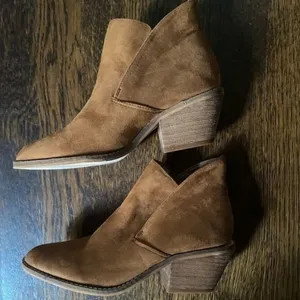 Catherine Malandrino‎ Margaret Taupe Block Heeled Faux-Suede Ankle Bootie Size 6 thumbnail 2