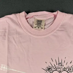 Laura Marano Arrow Shirt Womens‎ Med Pink Comfort Colors Graphic Tee Music Tour thumbnail 4
