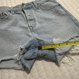 Levi’s Wedge Short Blue Denim High Rise Shorts 26 Waist Raw Hem Distressed thumbnail 5