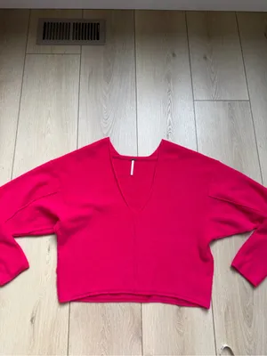 Free People Solitaire 100% Cashmere V-Neck Sweater in Raspberry Hot Pink Small thumbnail 6