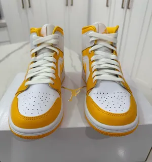 Jordan 1 Mid University Gold thumbnail 3