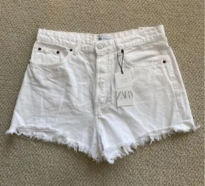 NEW Zara High Rise White Jean Denim Fringe Shorts 2.25” Pockets Size 14 / 46 NWT thumbnail 1
