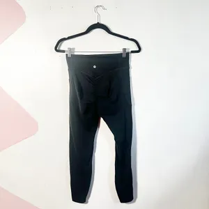 HALARA Black Ultrasculpt Scrunch Butt Medium High Waisted‎ 7/8 Length Seamless thumbnail 2